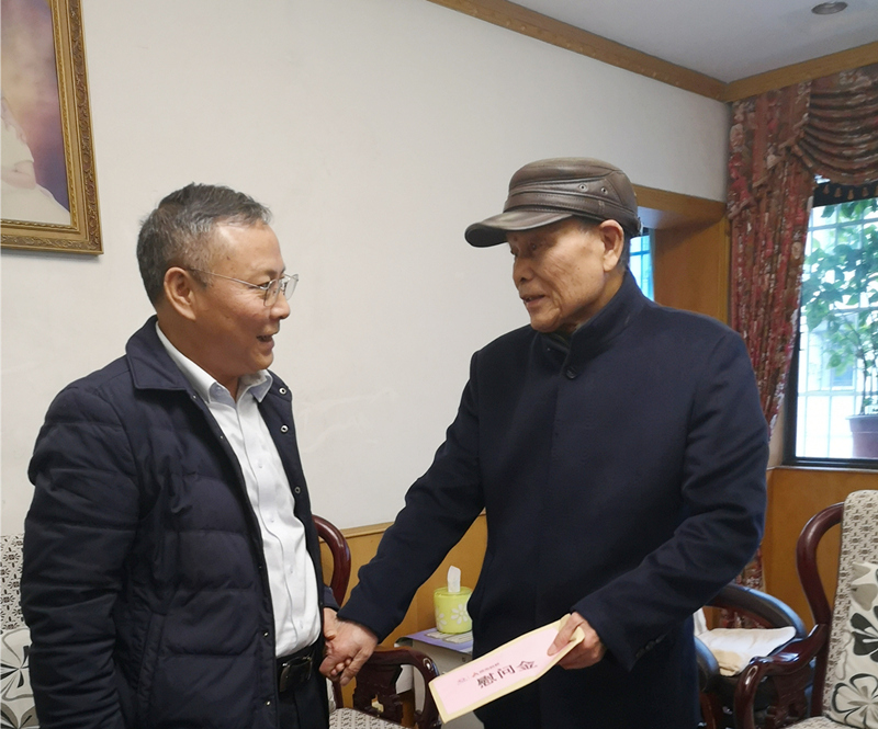 5、2月8日，，，，，，，陈国初慰问老党员陈国斌_副本_副本.jpg