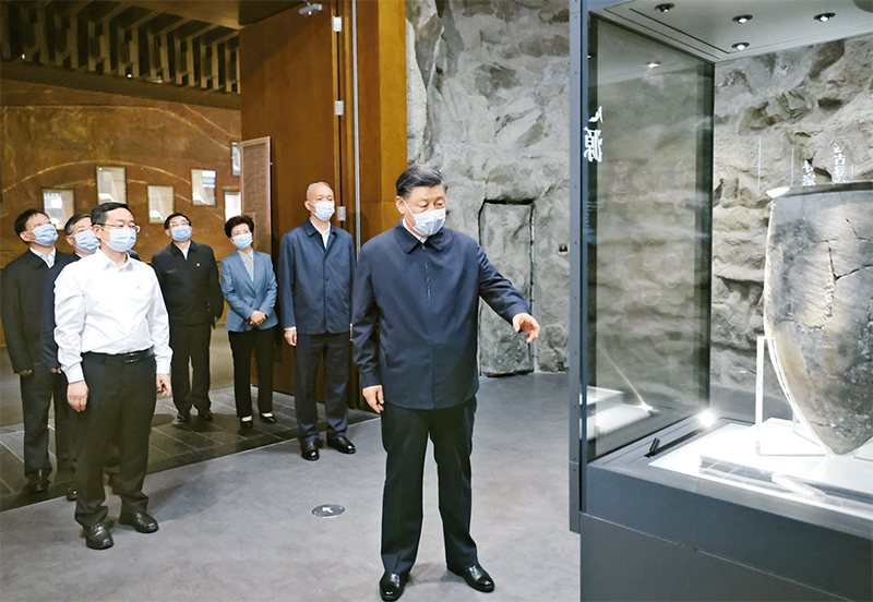 2023年6月2日，，，，，，中共中央总书记、国家主席、中央军委主席习近平在北京出席文化传承发展座谈会并发表重要讲话。。。。。。。这是座谈会前，，，，，，习近平2日下午在中国历史研究院考察。。。。。。。 新华社记者 鞠鹏/摄